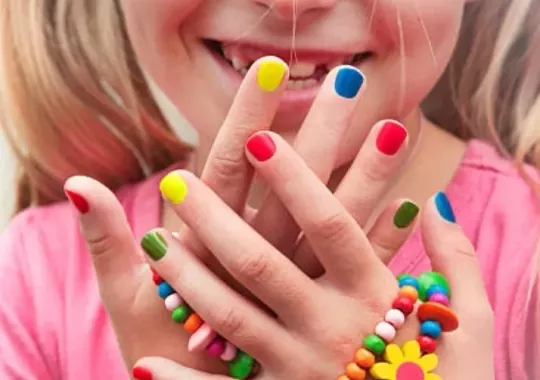 Des faux ongles pour les -16ans 